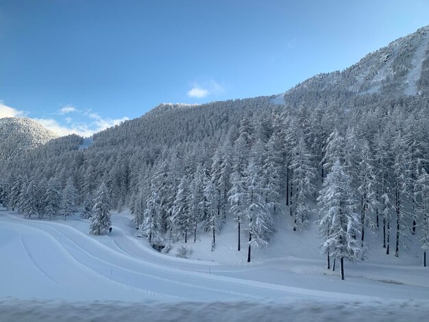 Een schilderachtig uitzicht op besneeuwde bergen tegen een heldere lucht