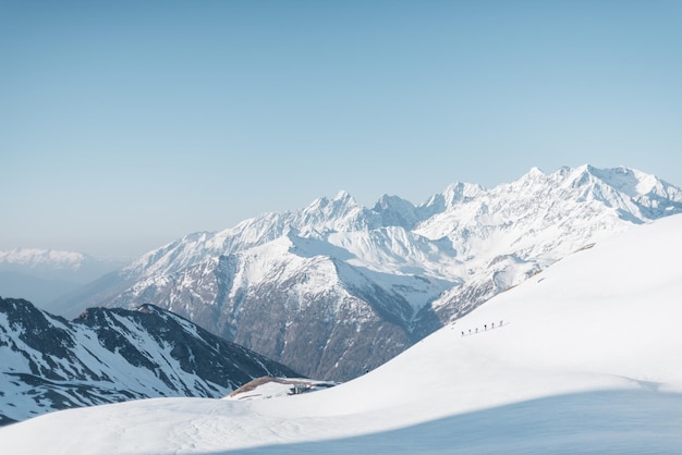 Een schilderachtig uitzicht op besneeuwde bergen