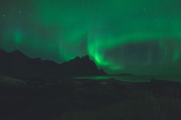 Een schilderachtig uitzicht op de aurora tegen de nachtelijke hemel