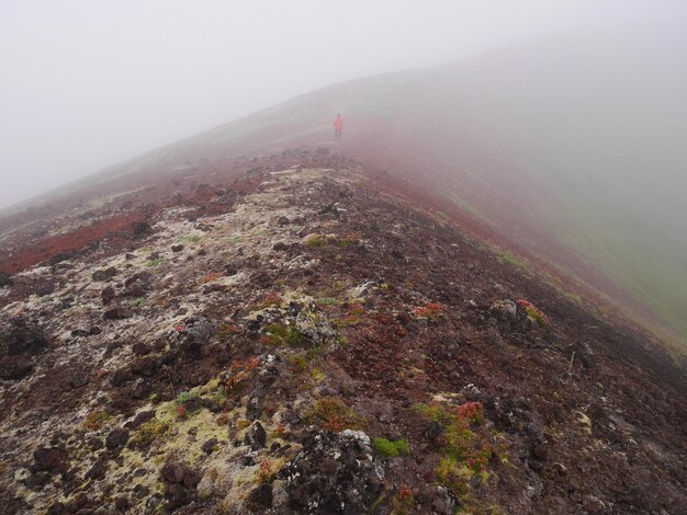 Foto een schilderachtig uitzicht op de berg bij mistig weer