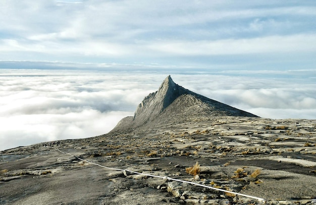 Een schilderachtig uitzicht op de berg Kinabalu tegen een bewolkte lucht