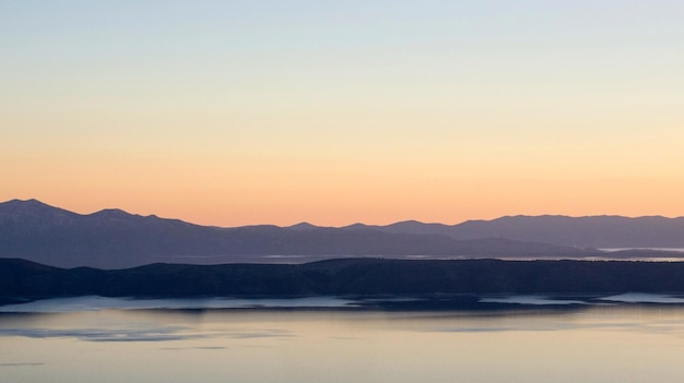 Foto een schilderachtig uitzicht op de bergen bij zonsondergang