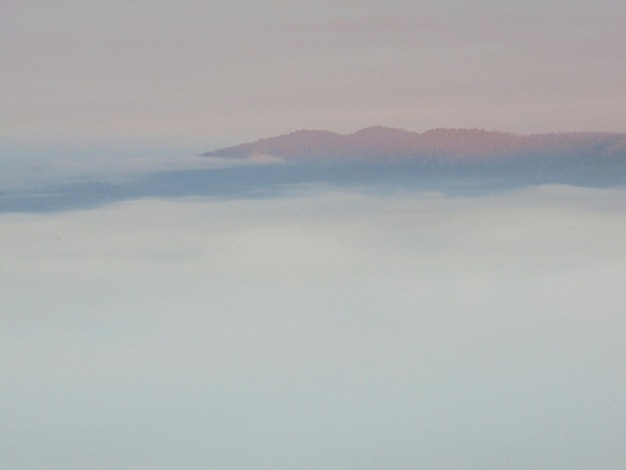 Foto een schilderachtig uitzicht op de bergen tegen de hemel bij zonsondergang