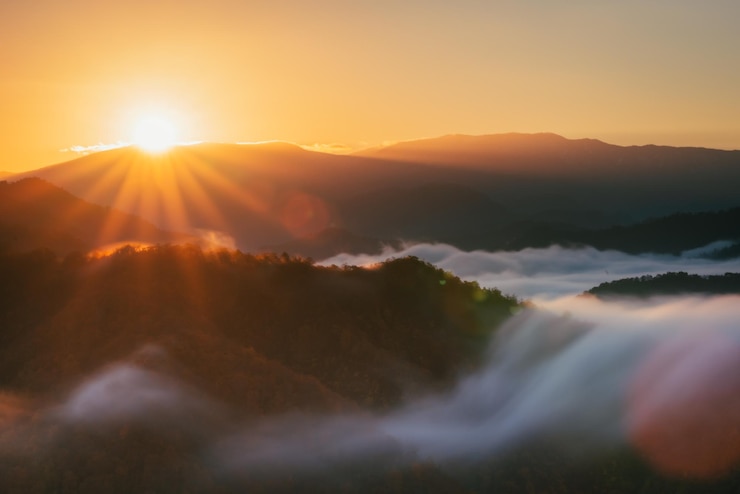 Foto een schilderachtig uitzicht op de bergen tegen de hemel bij zonsondergang
