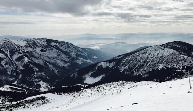 Foto een schilderachtig uitzicht op de bergen tegen de hemel in de winter