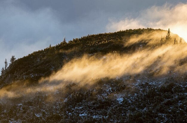 Foto een schilderachtig uitzicht op de bergen tegen de lucht