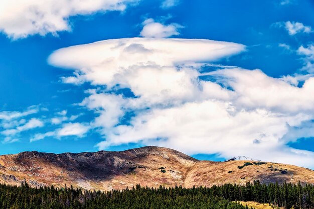 Foto een schilderachtig uitzicht op de bergen tegen de lucht