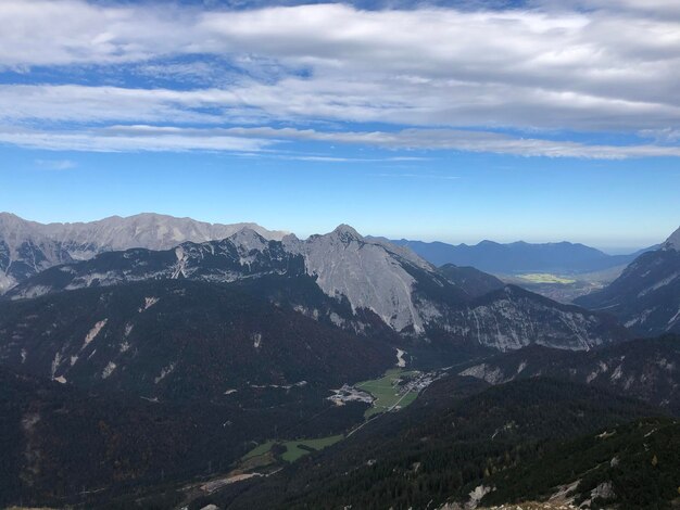 Foto een schilderachtig uitzicht op de bergen tegen de lucht