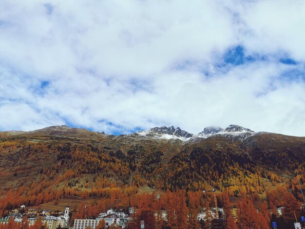 Foto een schilderachtig uitzicht op de bergen tegen de lucht