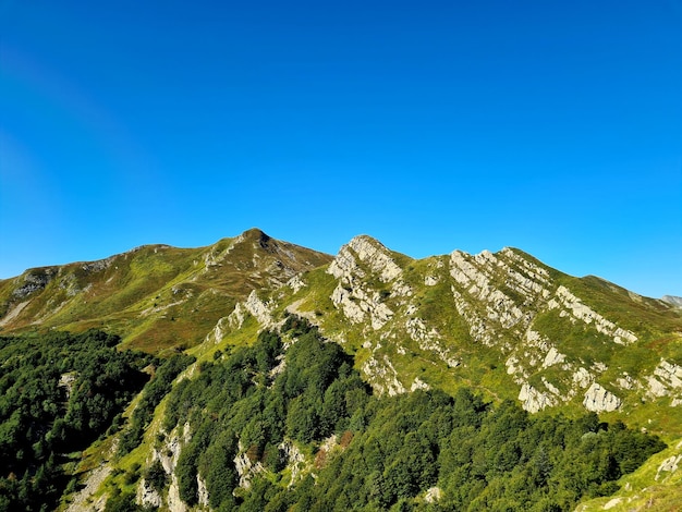 Foto een schilderachtig uitzicht op de bergen tegen een heldere blauwe hemel