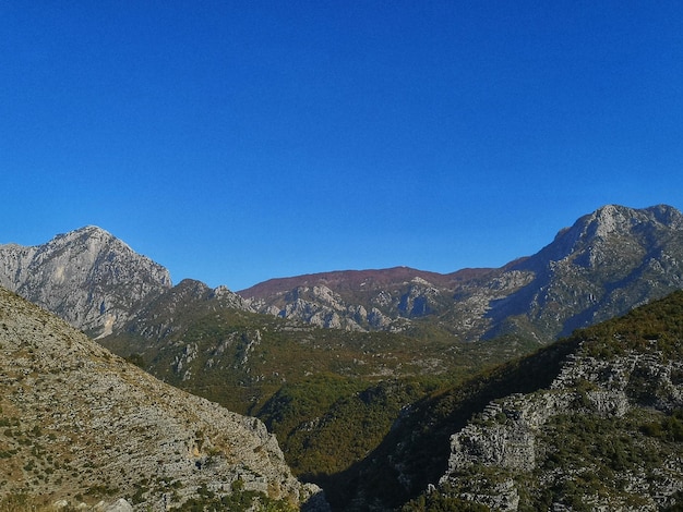 Foto een schilderachtig uitzicht op de bergen tegen een heldere blauwe lucht