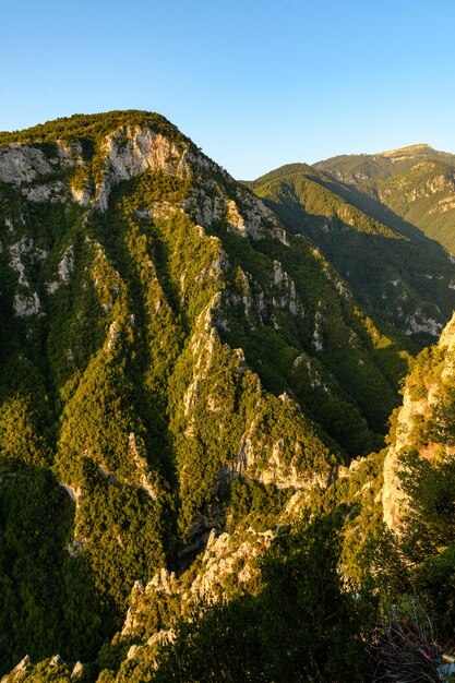 Foto een schilderachtig uitzicht op de bergen tegen een heldere lucht