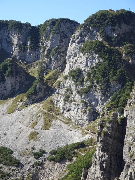 Foto een schilderachtig uitzicht op de bergen tegen een heldere lucht