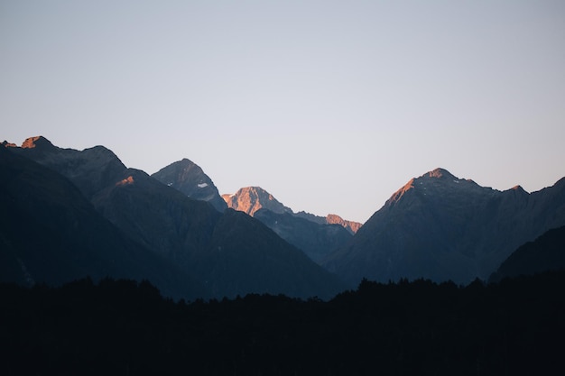 Een schilderachtig uitzicht op de bergen tegen een heldere lucht