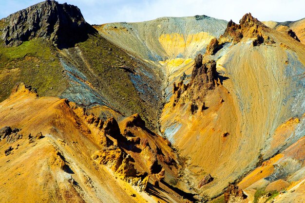 Foto een schilderachtig uitzicht op de bergketen