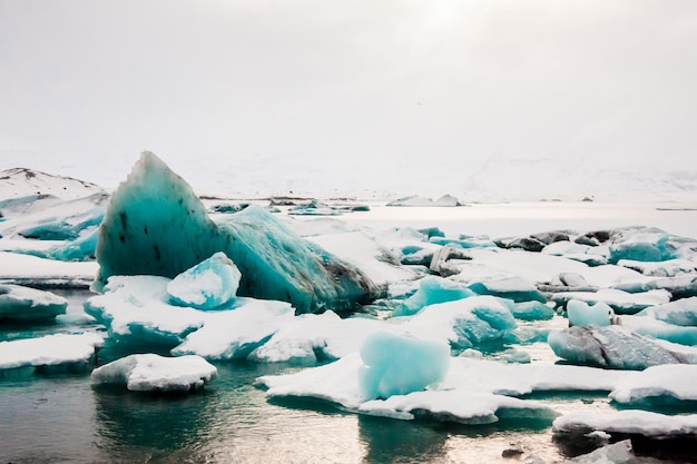 Een schilderachtig uitzicht op de bevroren zee tegen de hemel tijdens de winter