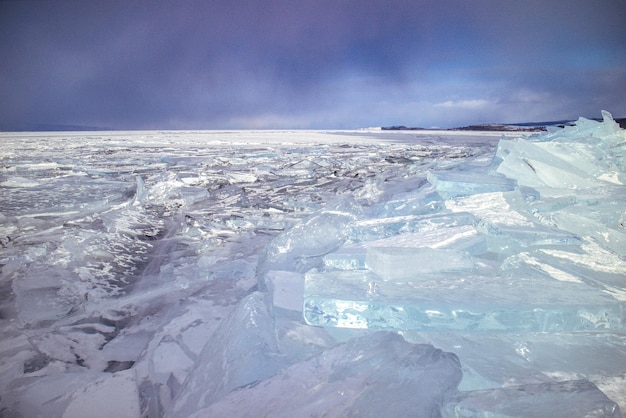 Foto een schilderachtig uitzicht op de bevroren zee tegen een bewolkte lucht