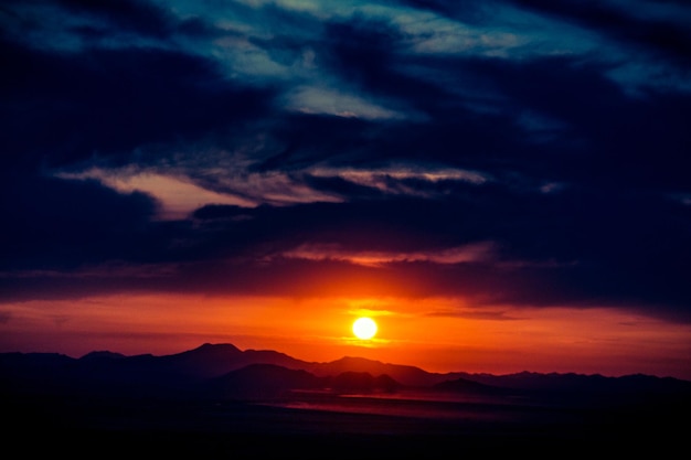 Een schilderachtig uitzicht op de bewolkte hemel bij zonsondergang