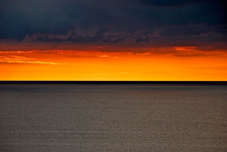 Foto een schilderachtig uitzicht op de dramatische hemel bij zonsondergang