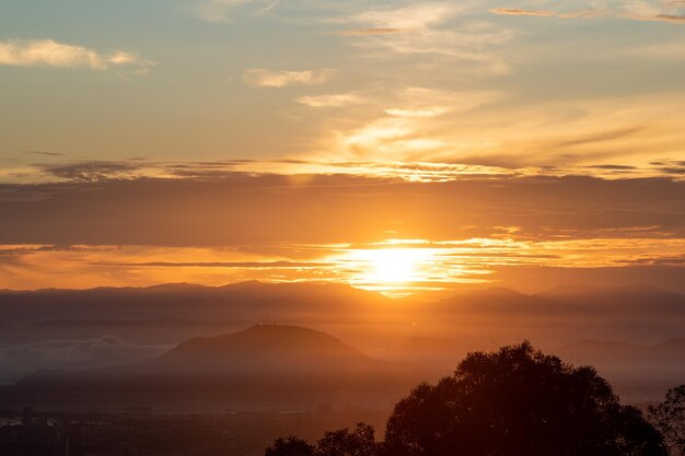 Foto een schilderachtig uitzicht op de dramatische hemel bij zonsondergang