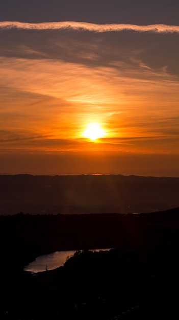 Foto een schilderachtig uitzicht op de dramatische hemel bij zonsondergang