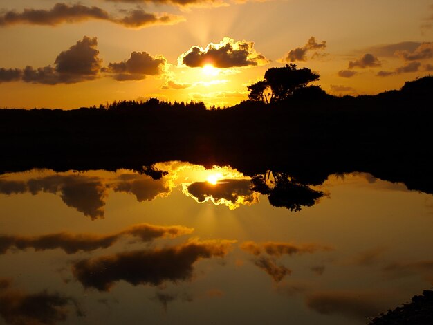 Foto een schilderachtig uitzicht op de dramatische hemel bij zonsondergang