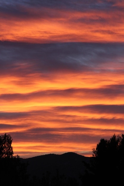 Een schilderachtig uitzicht op de dramatische hemel bij zonsondergang