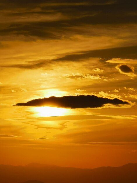 Foto een schilderachtig uitzicht op de dramatische hemel bij zonsondergang