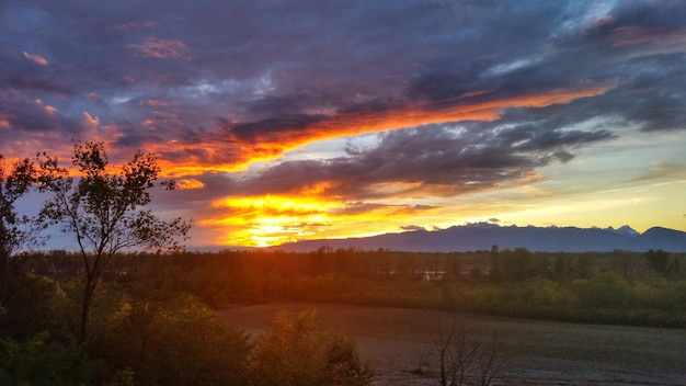 Foto een schilderachtig uitzicht op de dramatische hemel boven het landschap bij zonsondergang