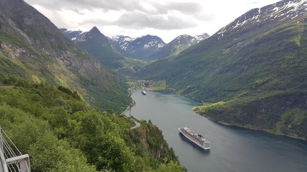 Foto een schilderachtig uitzicht op de geirangerfjord te midden van de bergen