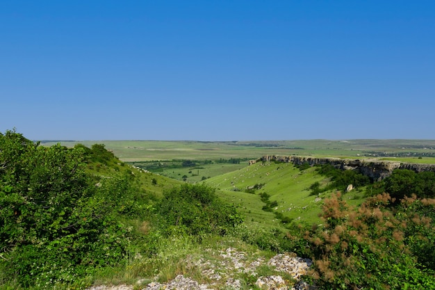 Een schilderachtig uitzicht op de groene steppeheuvels, weilanden die zich in de verte uitstrekken. Hoge kwaliteit foto