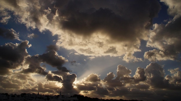 Een schilderachtig uitzicht op de hemel bij zonsondergang
