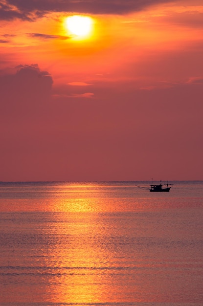 Een schilderachtig uitzicht op de kust bij zonsondergang