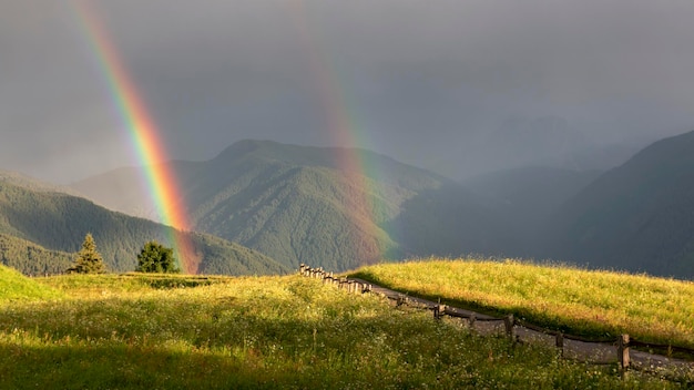 Foto een schilderachtig uitzicht op de regenboog over de bergen