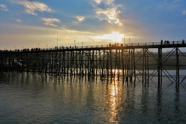 Foto een schilderachtig uitzicht op de rivier tegen de hemel bij zonsondergang