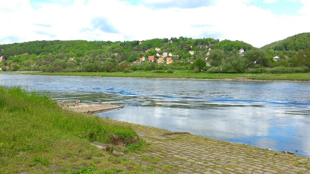 Foto een schilderachtig uitzicht op de rivier tegen een bewolkte lucht