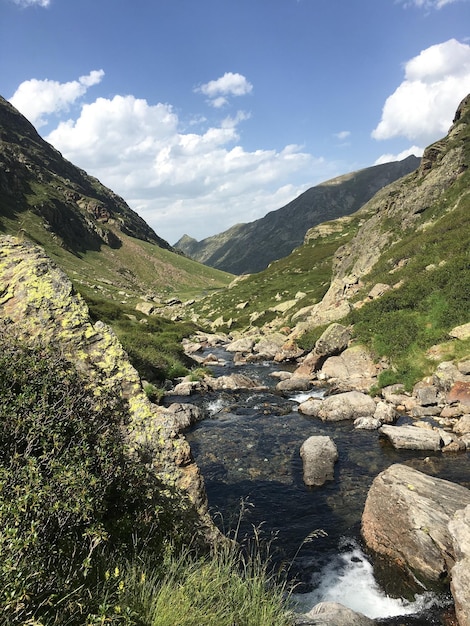 Een schilderachtig uitzicht op de rivier tegen een bewolkte lucht