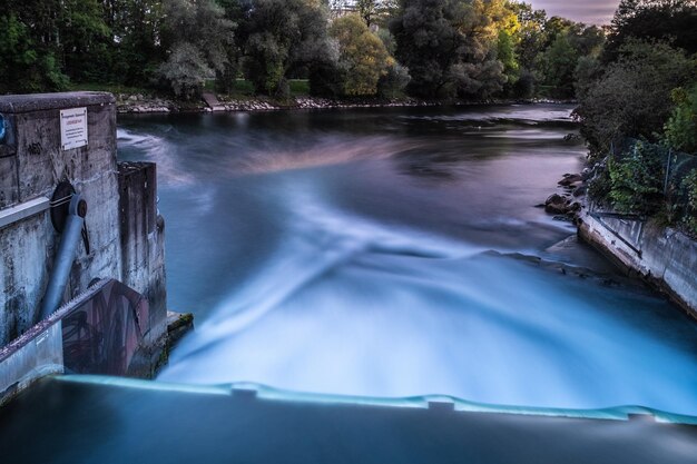 Foto een schilderachtig uitzicht op de rivier tussen de bomen