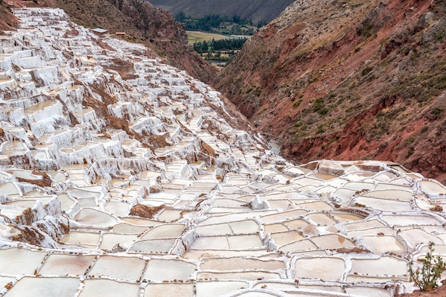 Foto een schilderachtig uitzicht op de salinas de maras