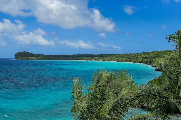 Een schilderachtig uitzicht op de turquoise zee tegen de blauwe hemel