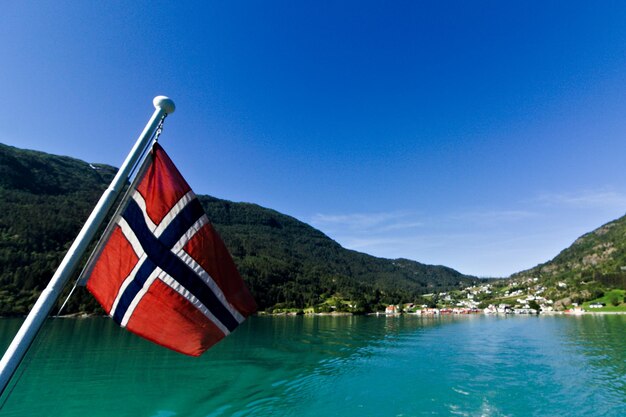 Foto een schilderachtig uitzicht op de vlag bij het meer tegen een blauwe hemel