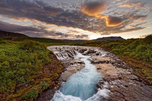 Een schilderachtig uitzicht op de waterval tegen de hemel bij zonsondergang