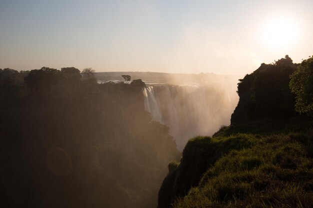 Een schilderachtig uitzicht op de waterval tegen de hemel tijdens de zonsondergang