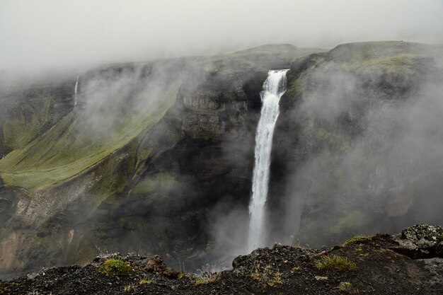 Foto een schilderachtig uitzicht op de waterval tegen de lucht