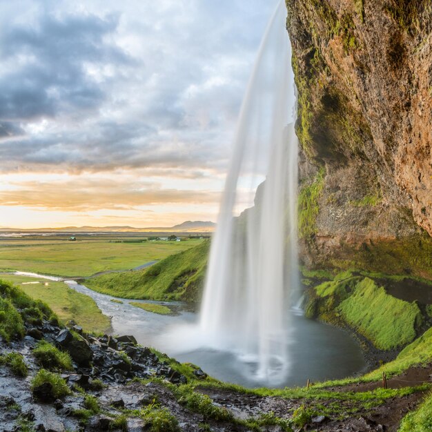 Foto een schilderachtig uitzicht op de waterval tegen de lucht