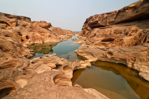 Een schilderachtig uitzicht op de waterval tegen de lucht
