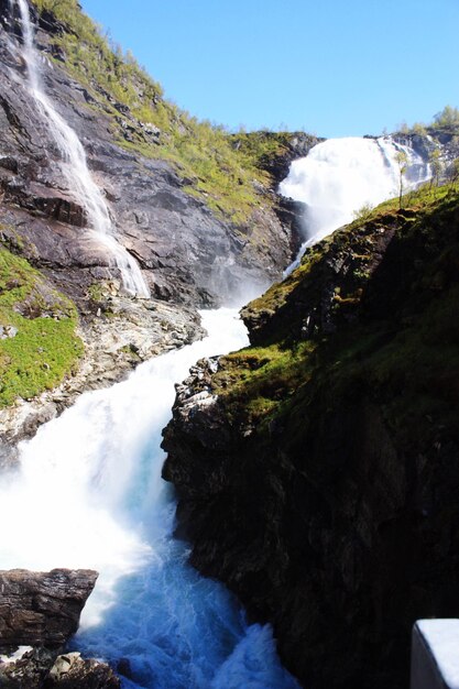 Foto een schilderachtig uitzicht op de waterval tegen de lucht