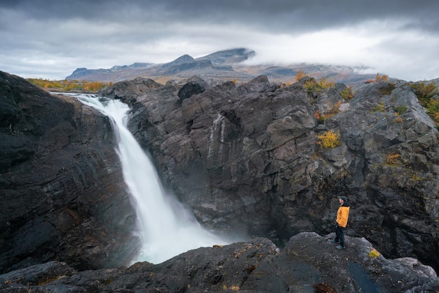 Een schilderachtig uitzicht op de waterval tegen de lucht