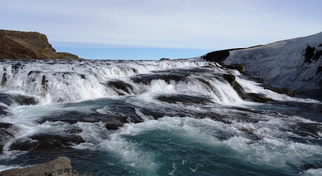 Foto een schilderachtig uitzicht op de waterval tegen de lucht