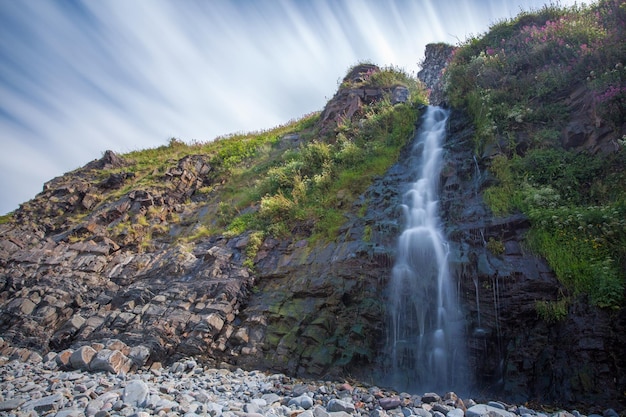 Een schilderachtig uitzicht op de waterval tegen de lucht